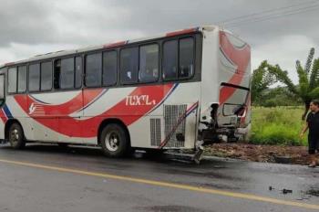 Patrulla choca contra autobús de pasajeros en Ángel R. Cabada; hay varios heridos