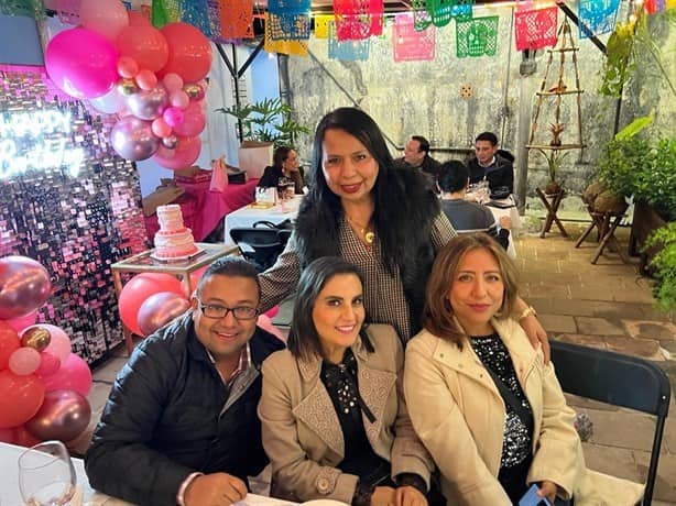 Abril Díaz es festejada por sus amigas