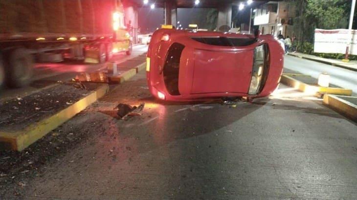 Vehículo vuelca en la autopista México- Veracruz; hay dos lesionados