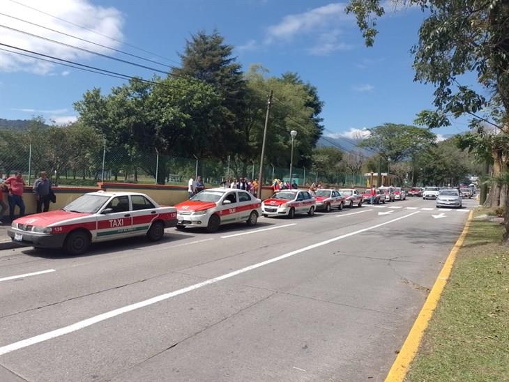 Taxis protestan por nuevas rutas del transporte público en Orizaba