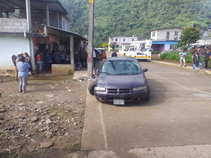 ¡Choque en Atzacan! Auto pierde el control y derriba poste de CFE