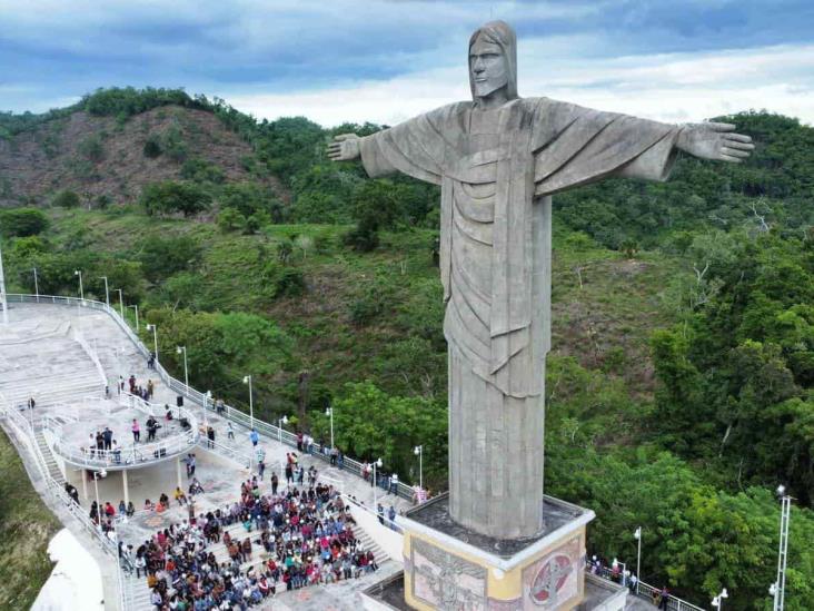 Celebran XVI aniversario del Cristo Redentor en Tihuatlán