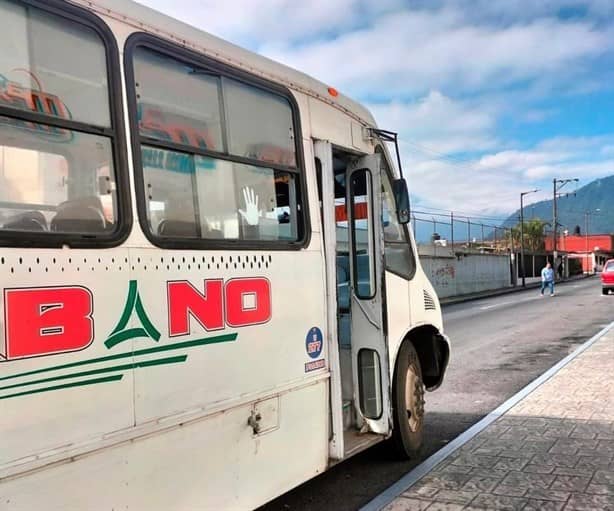 Patrulla y autobús protagonizan choque en calles de Orizaba