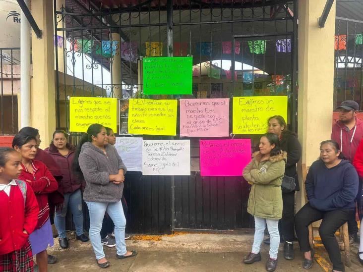 Toman primaria en Texhuacan tras salida de maestro