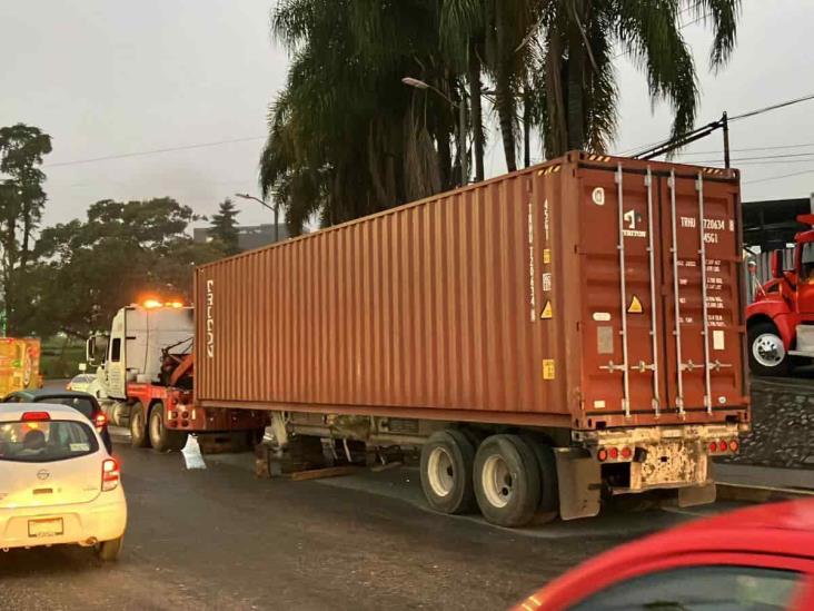 Se desprende remolque de tráiler en bulevar de Ixtaczoquitlán; no hay lesionados