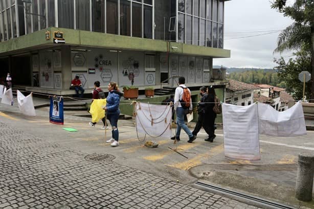 Después de dos días con centro de Xalapa tomado, no hay diálogo con colectivos de desaparecidos