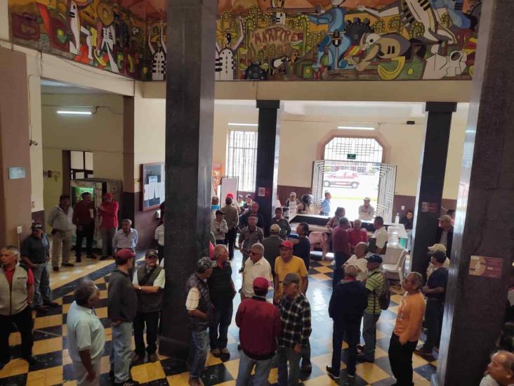 Extrabajadores de factoría exigen devolución del auditorio Benito Juárez, en Río Blanco