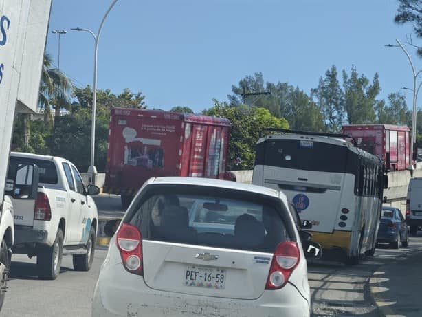 Caos vial en Ejército Mexicano; camión repartidor descompuesto
