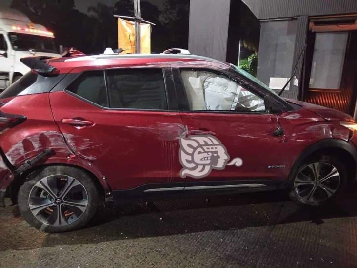 Más de 8 accidentes y sumando: camioneta pierde control en caseta de Fortín de las Flores