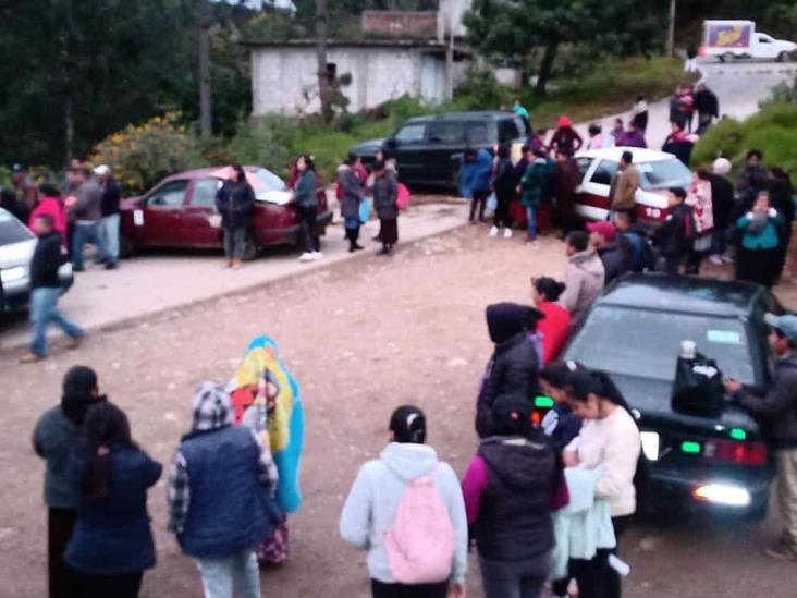 Bloquean carretera de Veracruz por falta de maestros en primaria de Tlaquilpa