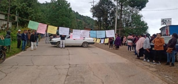 Bloquean carretera de Veracruz por falta de maestros en primaria de Tlaquilpa