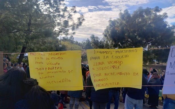 Bloquean carretera de Veracruz por falta de maestros en primaria de Tlaquilpa