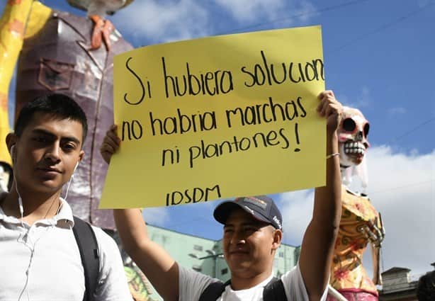 FNERRR protesta en Xalapa por escuelas inconclusas y falta de docentes
