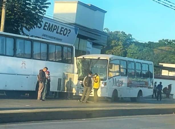 Choque de autobuses en Fortín de las Flores genera caos vial y deja 8 lesionados