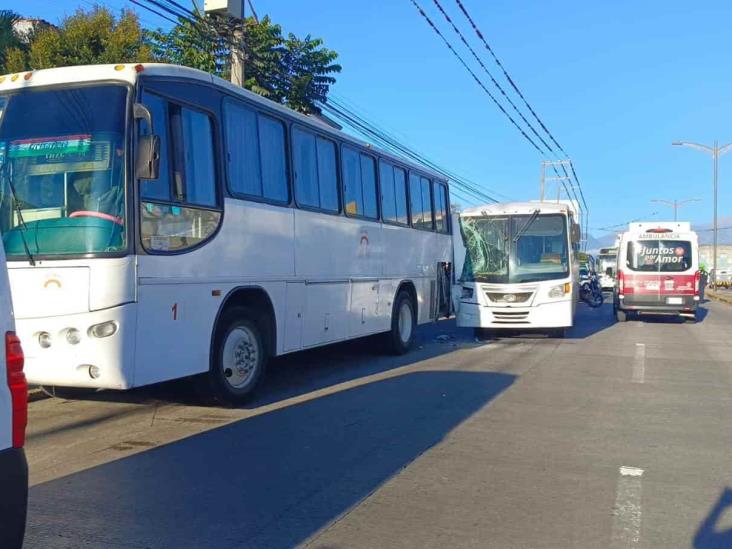 Choque de autobuses en Fortín de las Flores genera caos vial y deja 8 lesionados