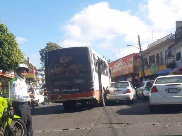 Percances viales y cierre intermitente del centro de Xalapa desquician la ciudad