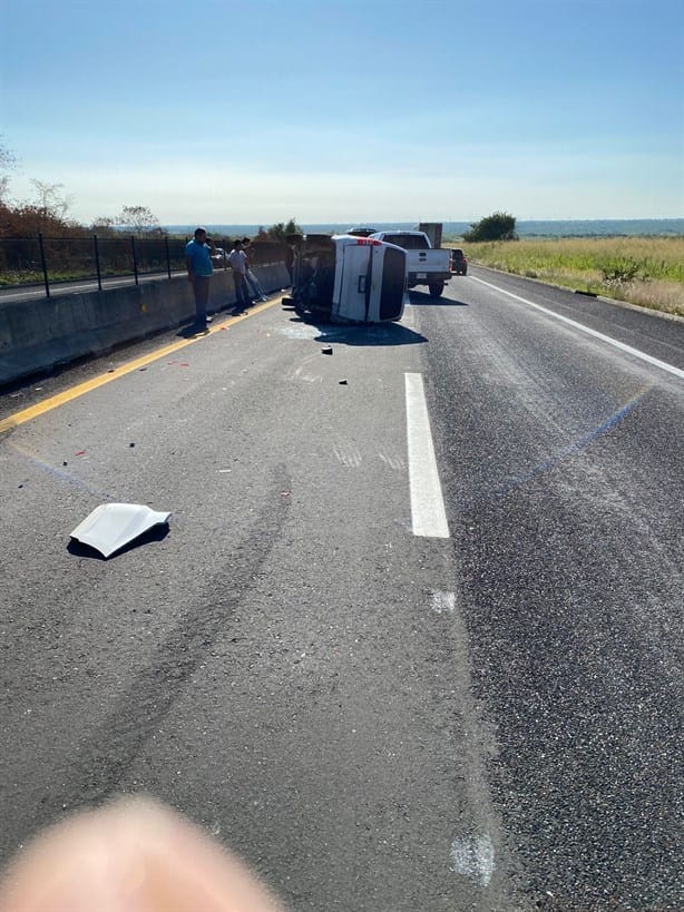 Vuelca camioneta en el libramiento de Plan del Río; hay un lesionado