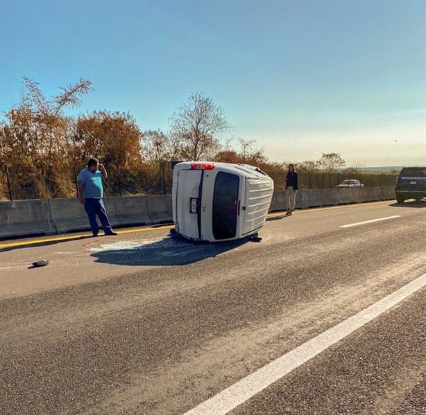 Vuelca camioneta en el libramiento de Plan del Río; hay un lesionado