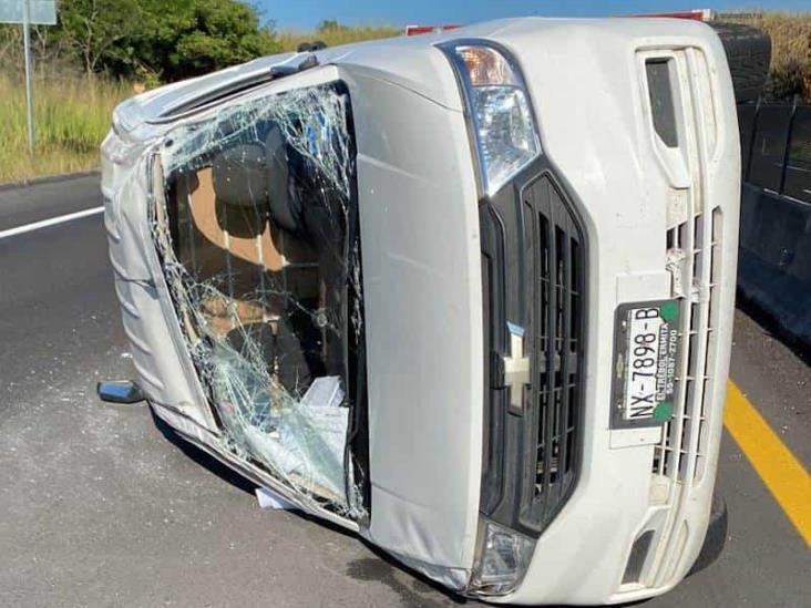 Vuelca camioneta en el libramiento de Plan del Río; hay un lesionado