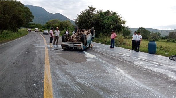 Vuelca camioneta en Actopan por exceso de velocidad