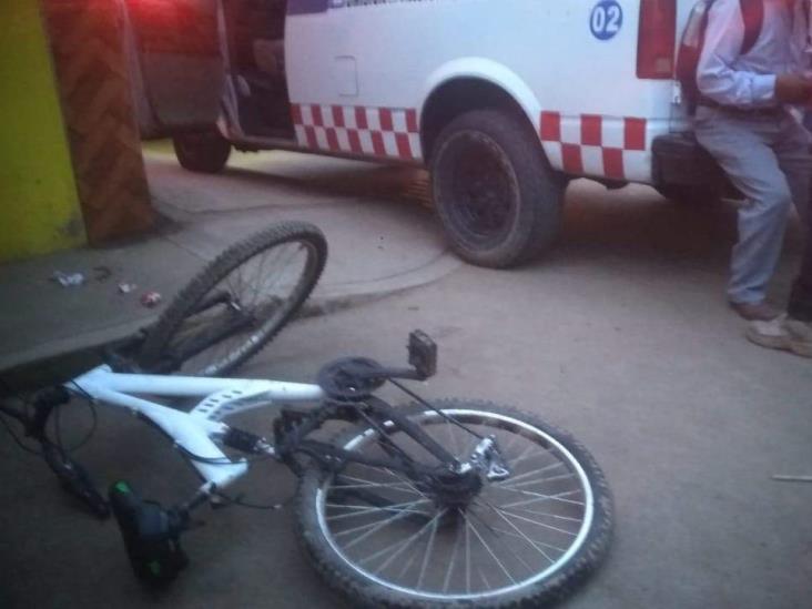 Ciclista resulta lesionado tras caer en alcantarilla, en Xalapa