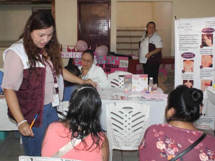 Acercan servicios de salud a habitantes de Coatzintla