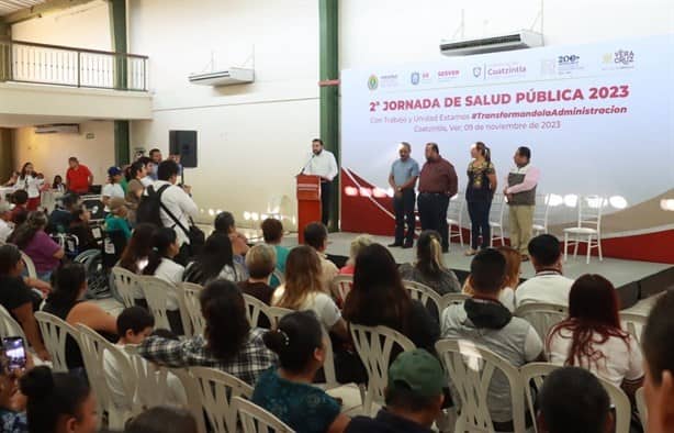 Acercan servicios de salud a habitantes de Coatzintla