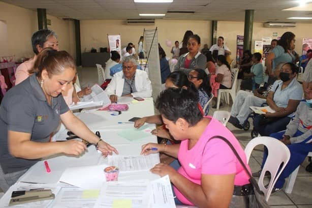 Acercan servicios de salud a habitantes de Coatzintla