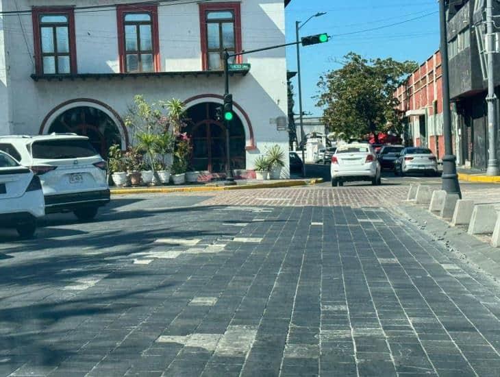 Adoquines en calle de Veracruz generan un caos a los automóviles