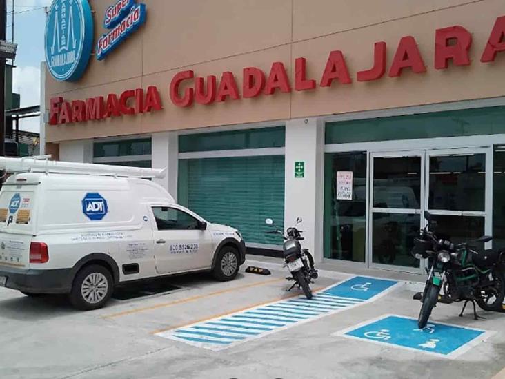 Solitario sujeto asalta Farmacia Guadalajara en Misantla