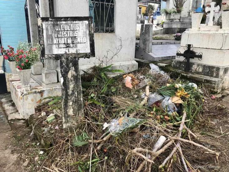Saturación y abandono, la cruda realidad de los cementerios en Xalapa
