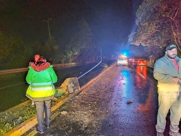 Auto choca contra una luminaria del bulevar Xalapa- Coatepec