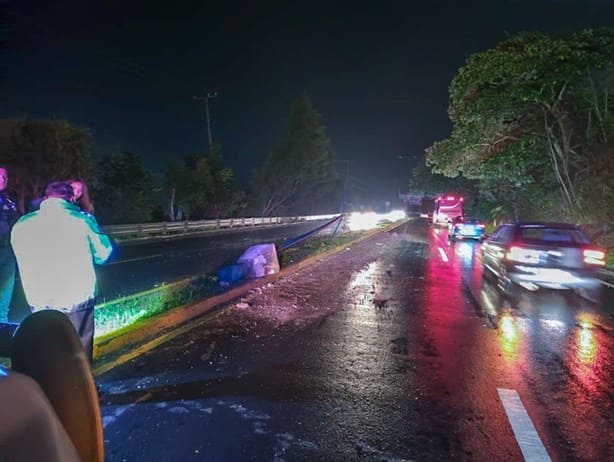 Auto choca contra una luminaria del bulevar Xalapa- Coatepec