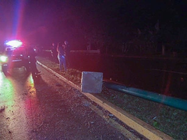 Auto choca contra una luminaria del bulevar Xalapa- Coatepec