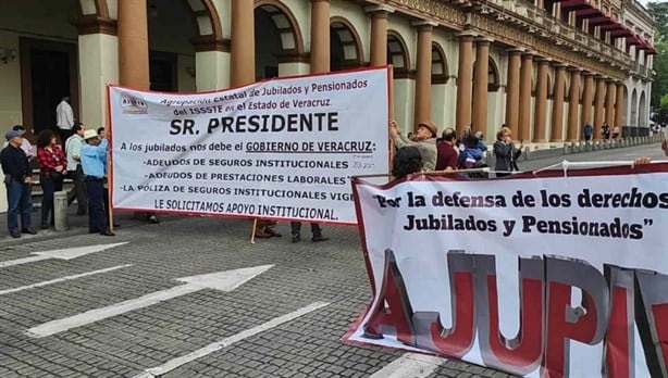 Jubilados de Veracruz responsabilizan a Cuitláhuac por pérdida de 60 años de seguridad social