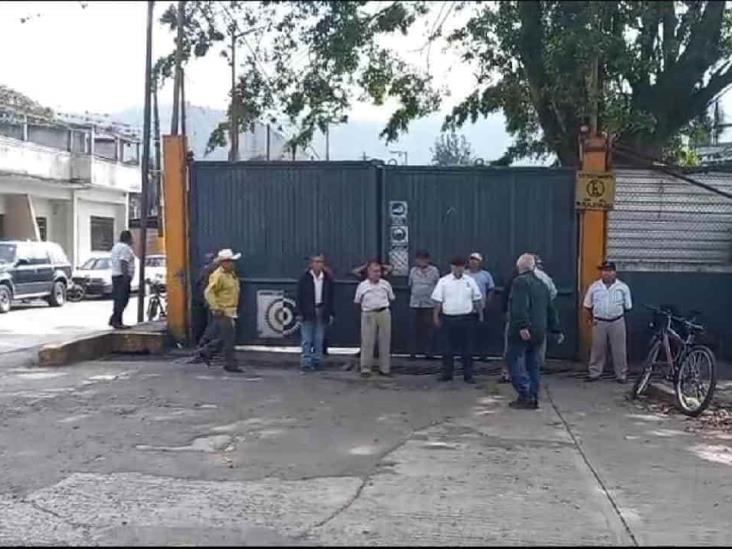 En Ixtaczoquitlán, jubilados bloquean accesos a ingenio El Carmen