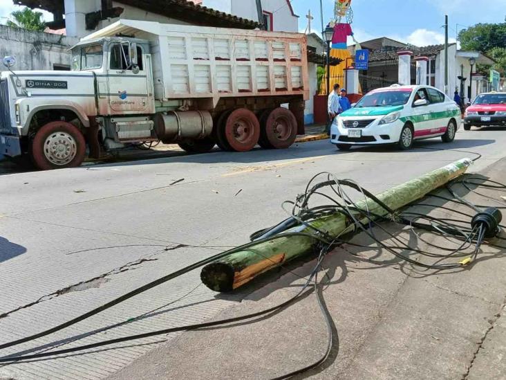 Camión de volteo derriba postes en San Marcos