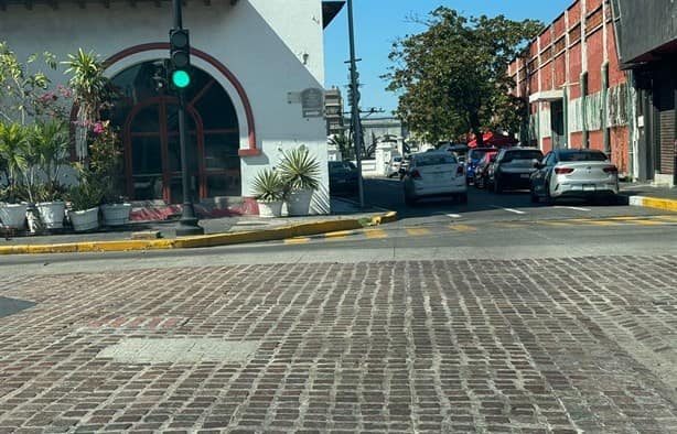 Adoquines en calle de Veracruz generan un caos a los automóviles