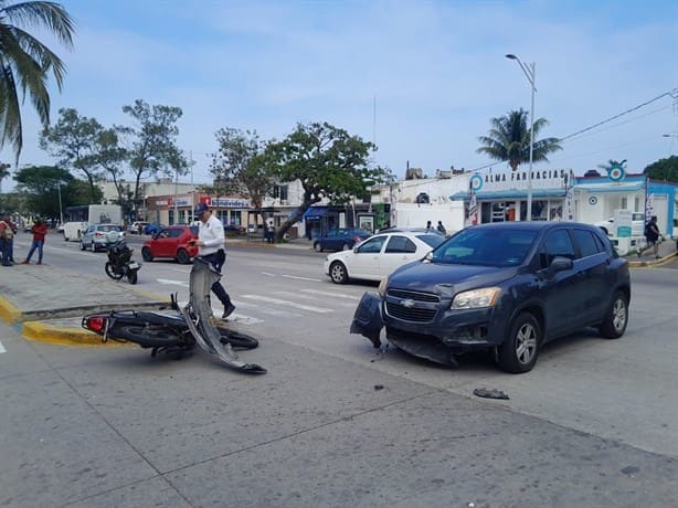 Motociclista choca frente al hospital del ISSSTE en Veracruz, allí mismo fue internado