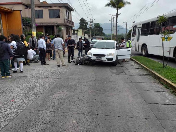 Choque entre auto y moto deja un adolescente lesionado, en Mariano Escobedo