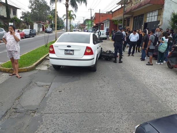 Choque entre auto y moto deja un adolescente lesionado, en Mariano Escobedo