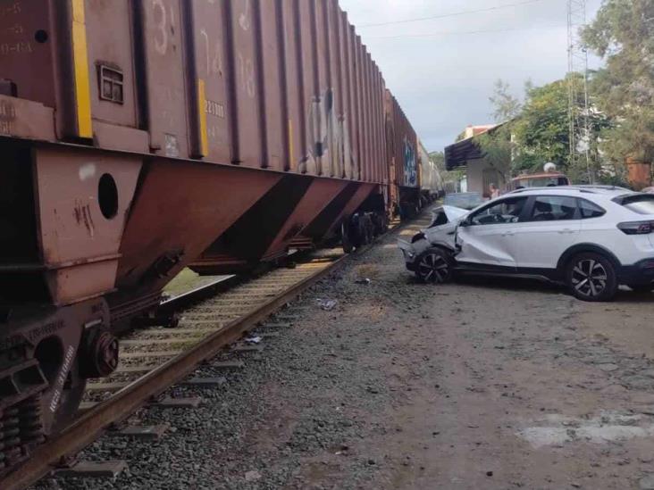 ¡Se lo lleva el tren! Auto es embestido por locomotora en Emiliano Zapata