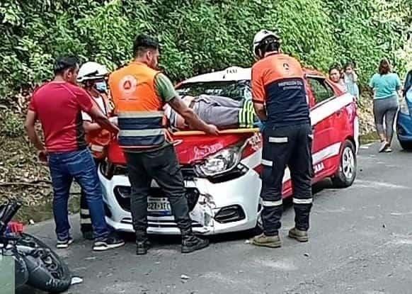 Motociclista resulta gravemente herido tras chocar contra taxi en Ixtaczoquitlán