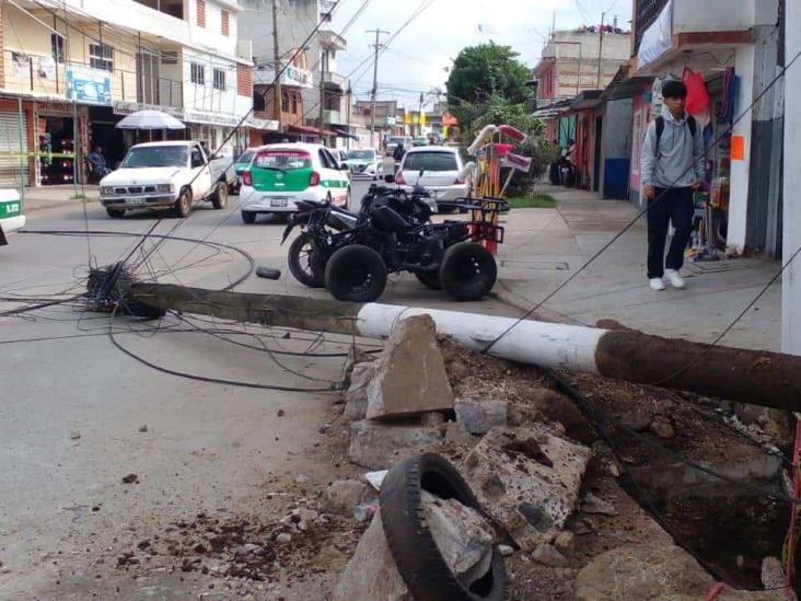 Camiones derriban cables y poste en colonia Carolino Anaya de Xalapa