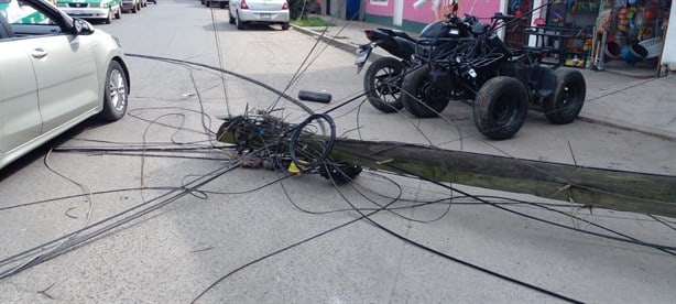 Camiones derriban cables y poste en colonia Carolino Anaya de Xalapa