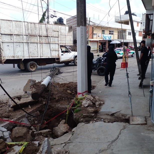 Camiones derriban cables y poste en colonia Carolino Anaya de Xalapa