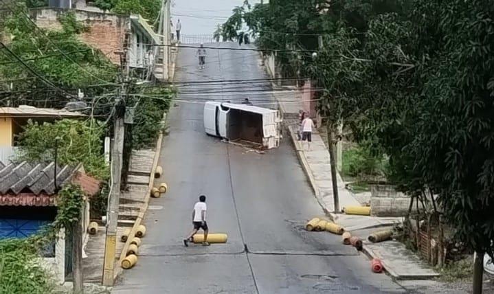 Vuelca un camión con tanques de gas y atemoriza a colonia de Poza Rica