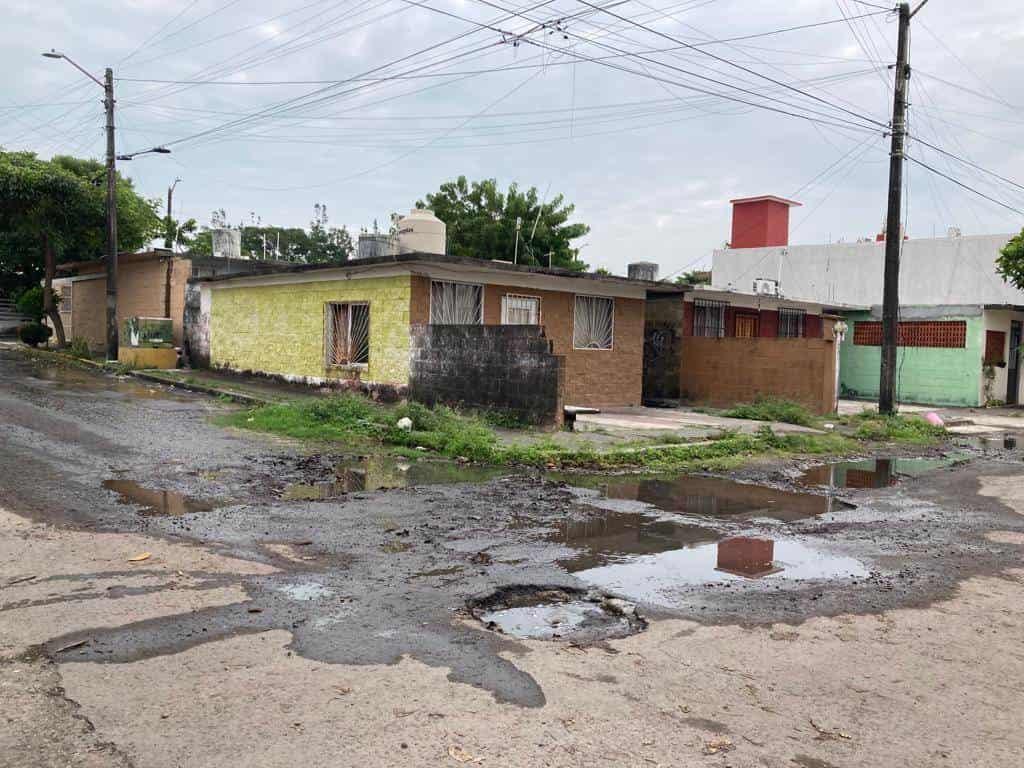 Vecinos exigen a Grupo MAS reparar 12 fugas de aguas en Lomas del Coyol, en Veracruz