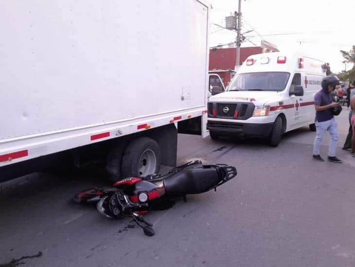 Pareja de jóvenes de Veracruz se estrellan en motocicleta contra una camioneta