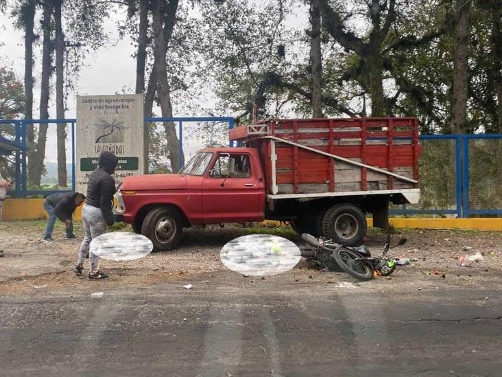 Choque entre motocicleta y camioneta deja un muerto, en Huatusco